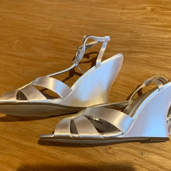 BRAND NEW Davids Bridal Willow Sandals-size 10M - Picture 3 of 5
